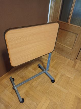 Mesa auxiliar con ruedas