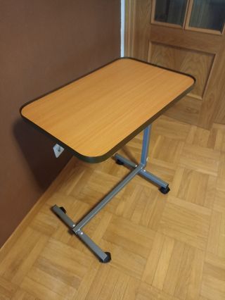Mesa auxiliar con ruedas