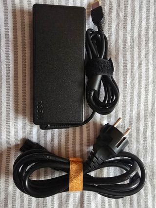 Adaptador de corriente Lenovo 135w.