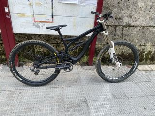 Pivot bici descenso DH full carbon 27.5