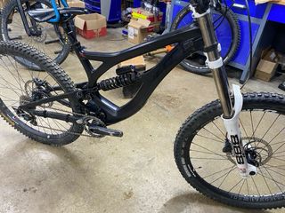 Pivot bici descenso DH full carbon 27.5