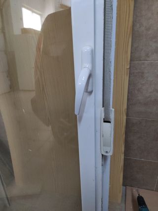 Puerta aluminio blanco con persiana