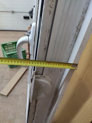 Puerta aluminio blanco con persiana