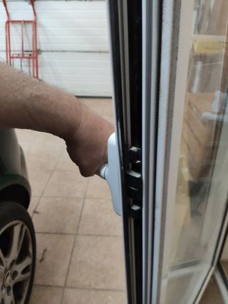 Puerta aluminio blanco con persiana