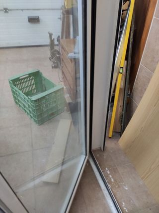 Puerta aluminio blanco con persiana