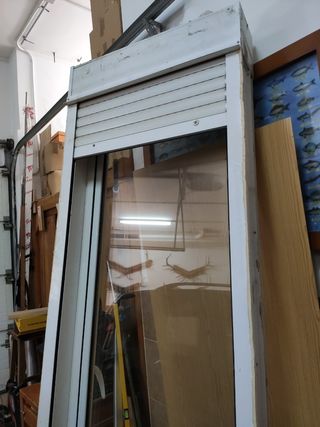 Puerta aluminio blanco con persiana