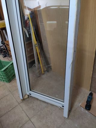 Puerta aluminio blanco con persiana