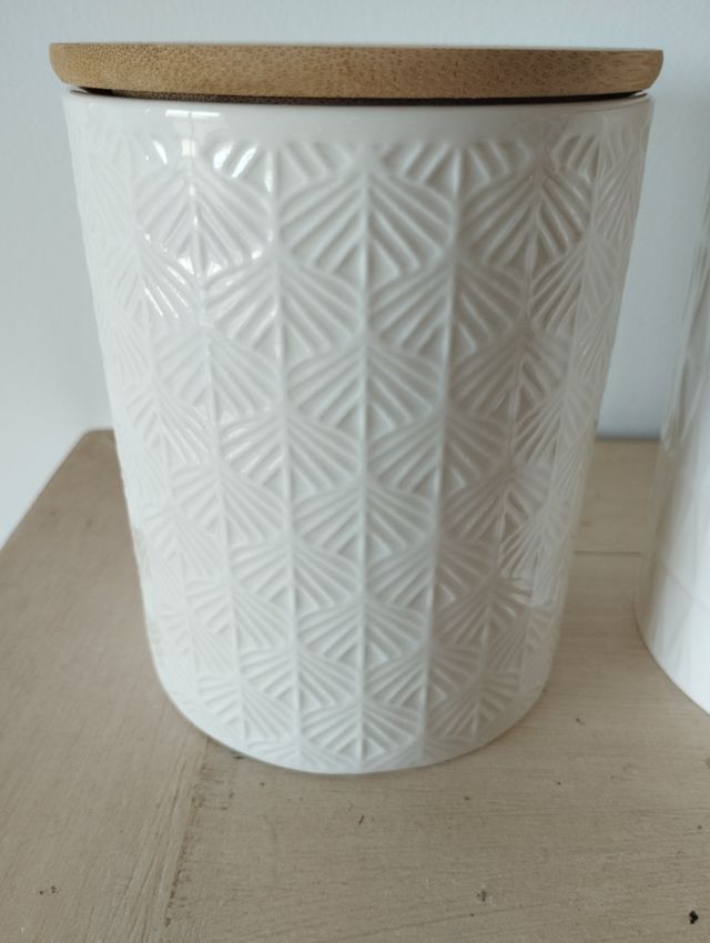 Dos preciosos botes blancos decorativos