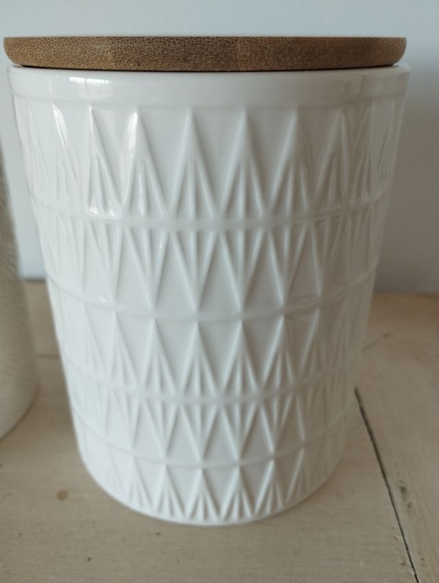 Dos preciosos botes blancos decorativos