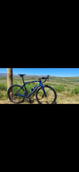 Bicicleta de carretera de carbono prácticamente nu