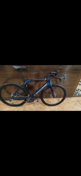 Bicicleta de carretera de carbono prácticamente nu