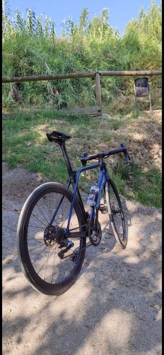 Bicicleta de carretera de carbono prácticamente nu