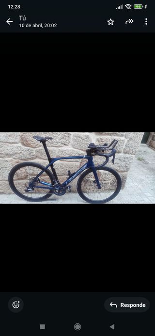 Bicicleta de carretera de carbono prácticamente nu