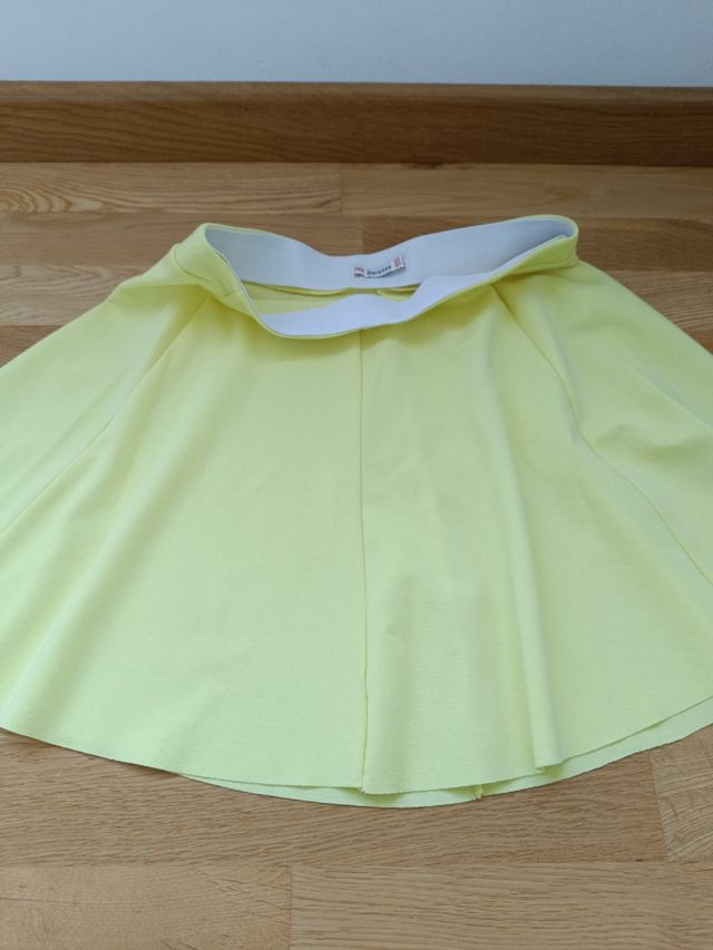 Falda amarilla corta