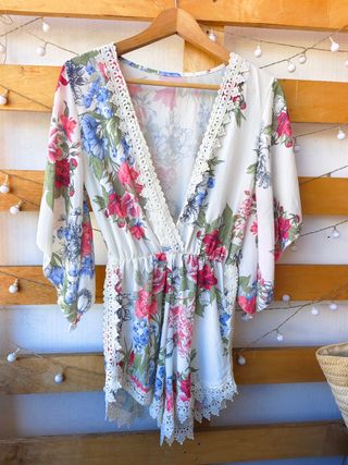 Mono corto floral blanco