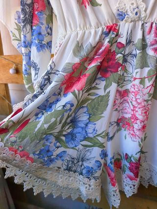 Mono corto floral blanco
