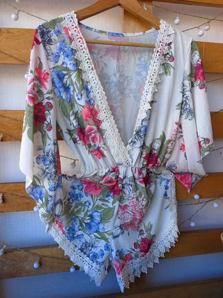 Mono corto floral blanco