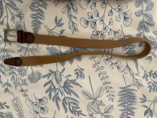 Cinturón elástico marrón. 110cm