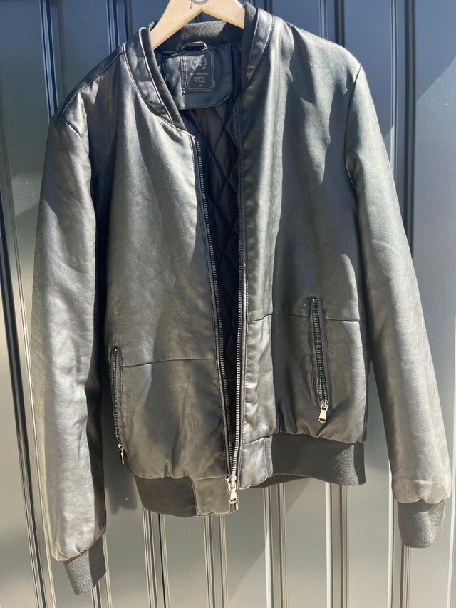 Chaqueta bomber negra cuero sintético