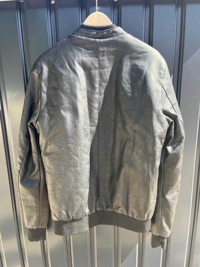 Chaqueta bomber negra cuero sintético