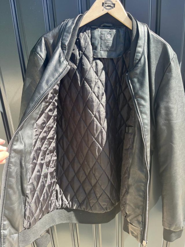 Chaqueta bomber negra cuero sintético