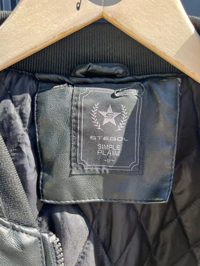 Chaqueta bomber negra cuero sintético