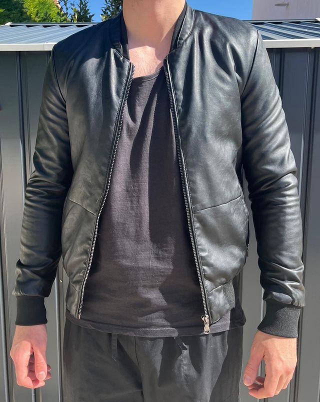 Chaqueta bomber negra cuero sintético