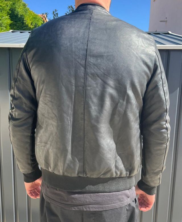 Chaqueta bomber negra cuero sintético