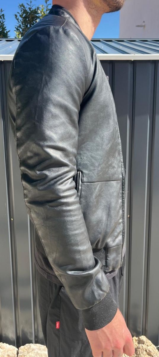 Chaqueta bomber negra cuero sintético