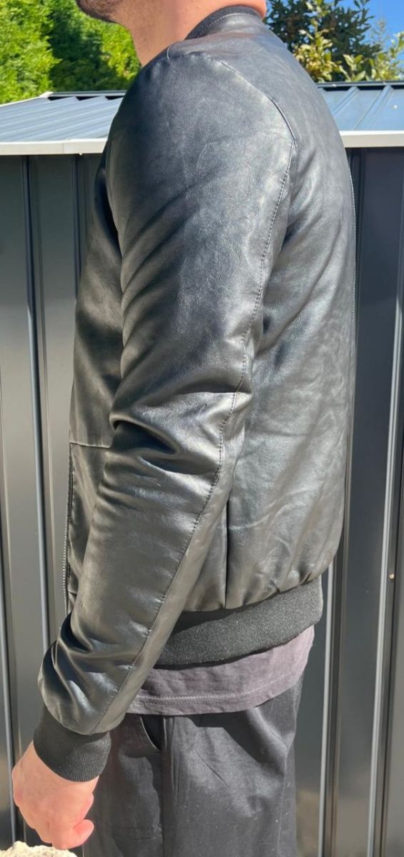 Chaqueta bomber negra cuero sintético
