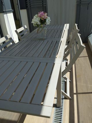 Mesa IKEA ÄPPLARÖ de madera + 4 sillas plegables 