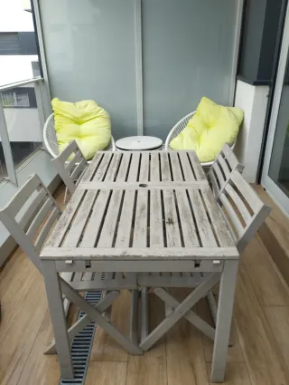 Mesa IKEA ÄPPLARÖ de madera + 4 sillas plegables