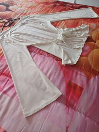 Blusa blanca manga campana sin usar .