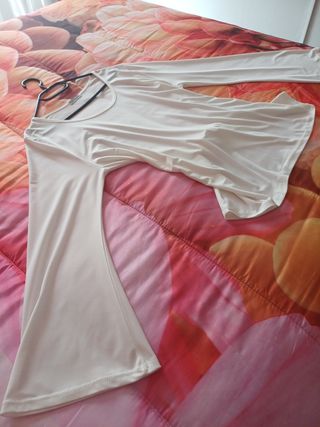 Blusa blanca manga campana sin usar .