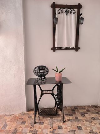 Mesa singer con cristal, ideal como mueble para TV