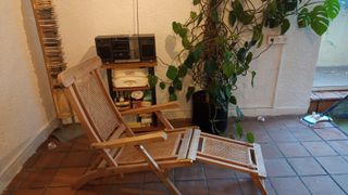 TUMBONA DE MADERA Y REJILLA PLEGABLE