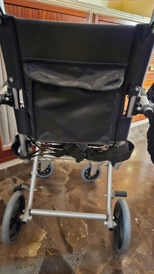 Silla de ruedas plegable ligera