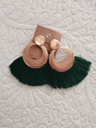 Pendientes dorados con flecos verdes