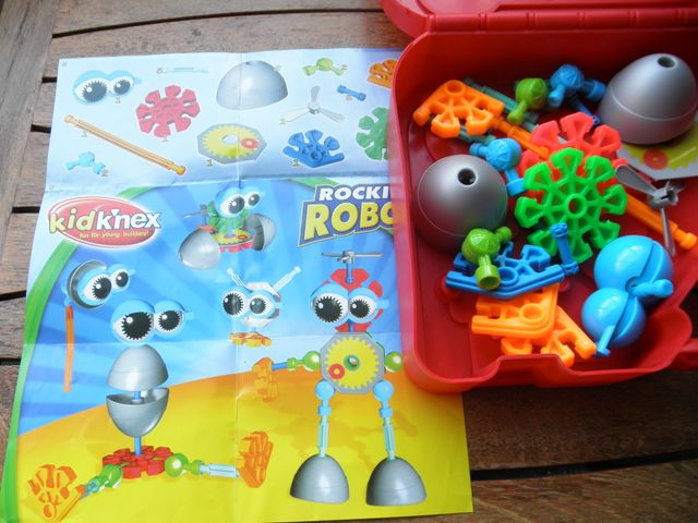 K ́NEX ROCKIN ROBOTS