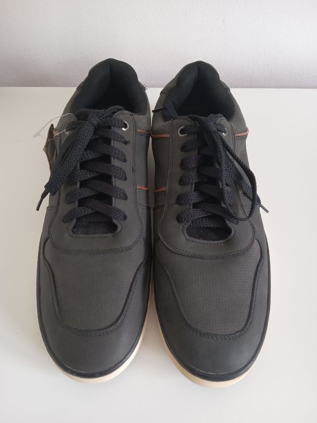 Zapatillas nuevas, 43