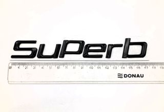 EMBLEMA LOGO TRASERO NEGRO OCTAVIA SUPERB 2657