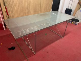 Mesa de cristal y acero estilo moderno (IKEA)