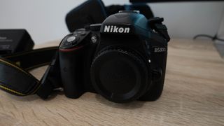 Nikon d5300 con objetivo 18-55mm y bolsa