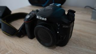 Nikon d5300 con objetivo 18-55mm y bolsa