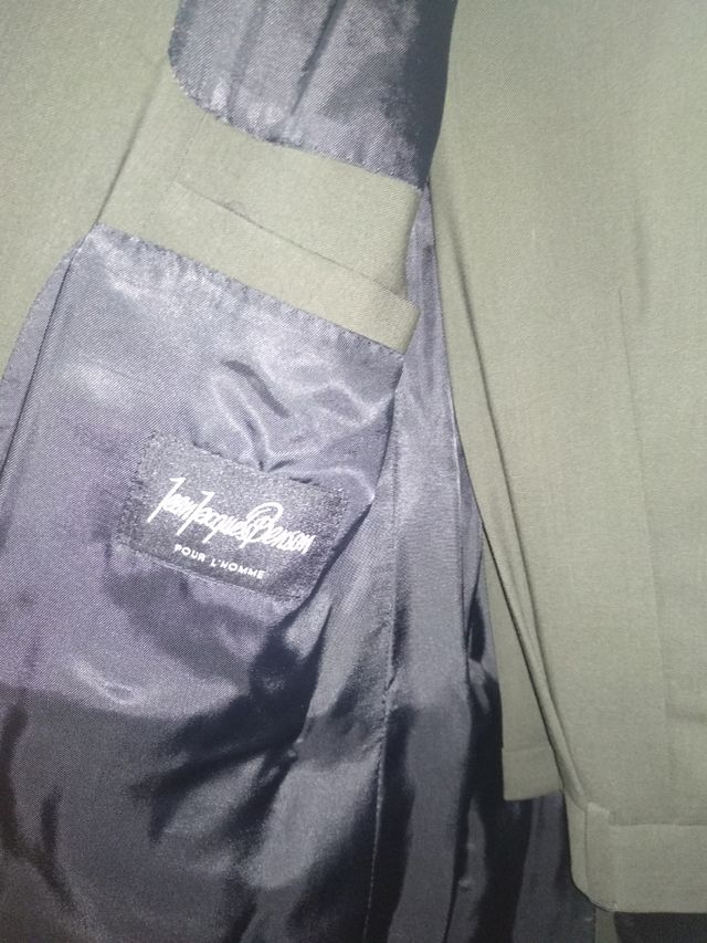 VariosTrajes de marca para hombres completos