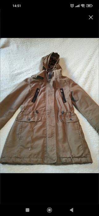 Cazadora verde militar oliva con capucha pelo