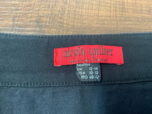 Mini Falda negra con margaritas