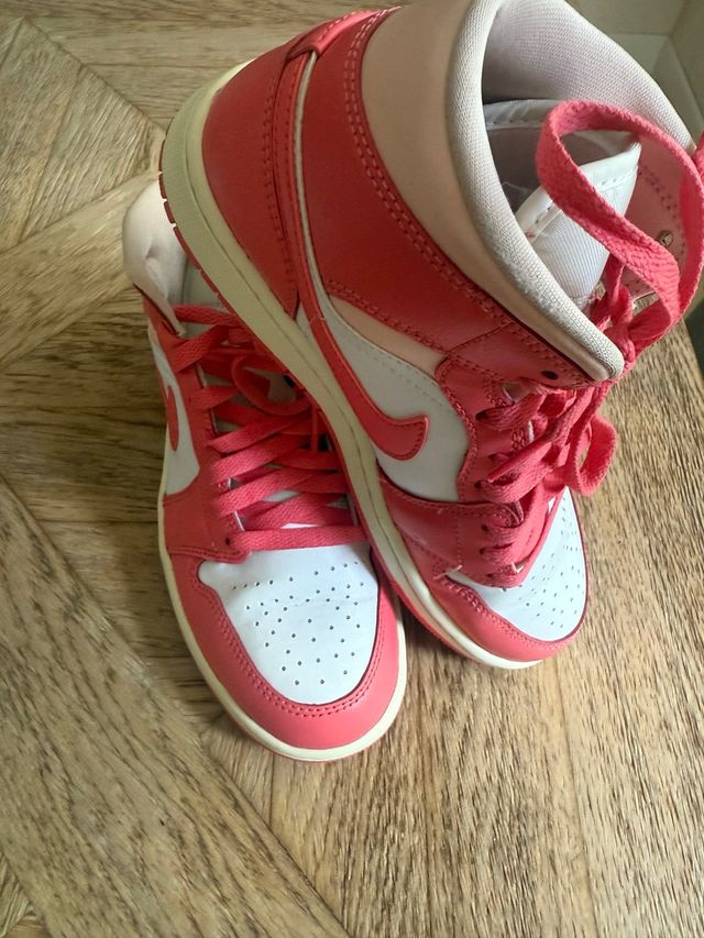 Air Jordan 1 Mid Coral
