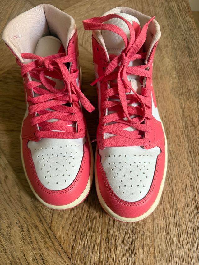 Air Jordan 1 Mid Coral