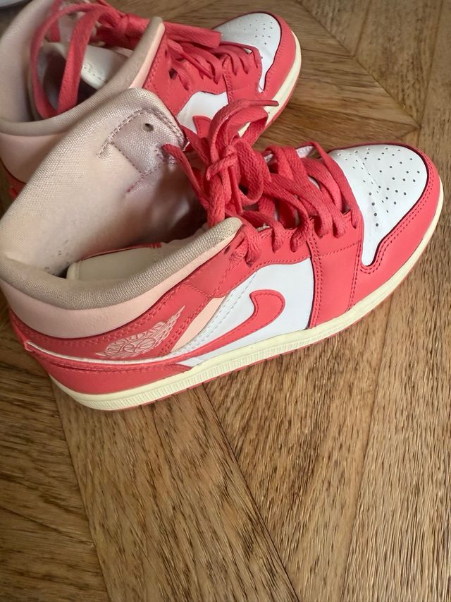 Air Jordan 1 Mid Coral